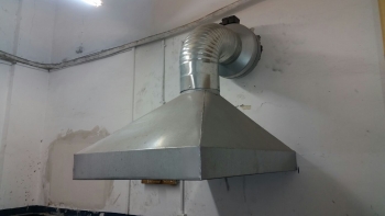 התקנת מנדפים במפעל טול גל בקיבוץ דגניה