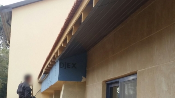 התקנת מרזבים עם כיסוי ארגז רוח מאלומיניום