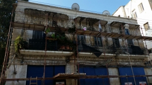 שיפוץ חזית של בית עם תוספת גג רעפים