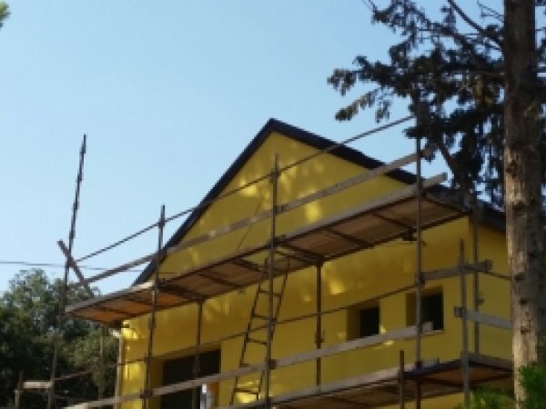 שיפוץ גג רעפים עם מרזבים וארגז רוח מאלומינום