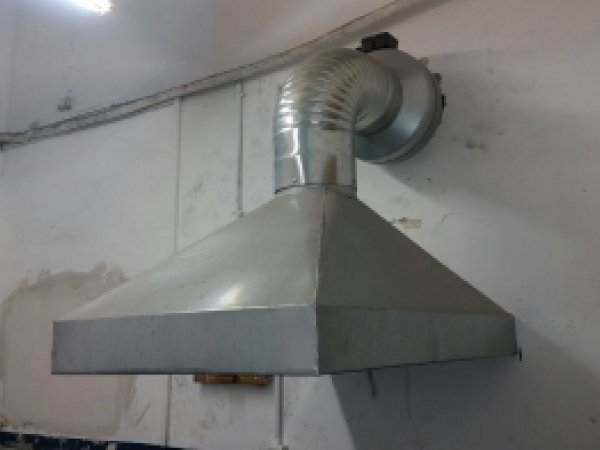 התקנת מנדפים במפעל טול גל בקיבוץ דגניה