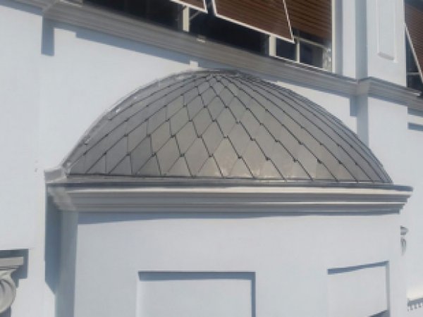 עבודת אומנות של פח אבץ