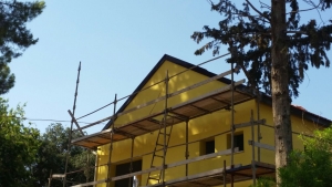 שיפוץ גג רעפים עם מרזבים וארגז רוח מאלומינום